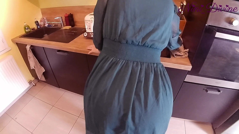 Nini Divine: Une fille généreuse écarte sa grosse culotte pour se faire baiser...