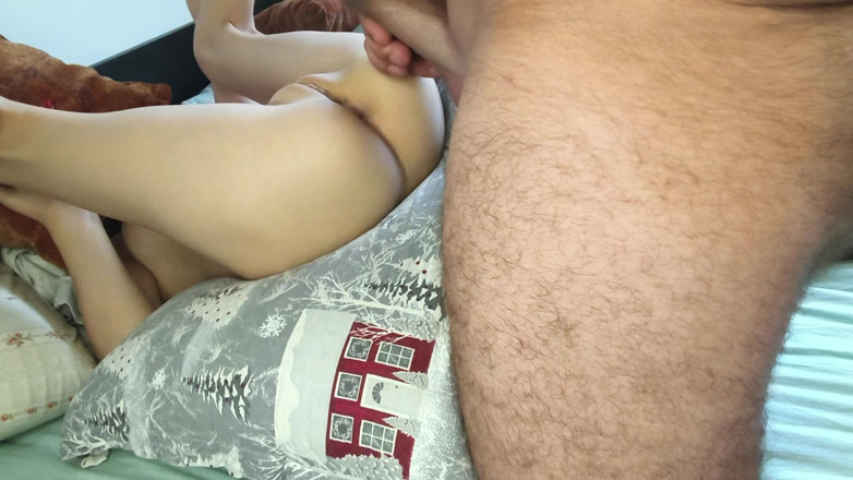 Blondasexy00: Mon demi-frère me taquine et gifle ma chatte vierge avec...
