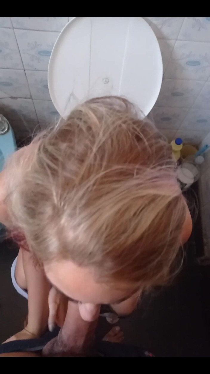 tunoviaputita: Chupando su polla mientras está en el baño