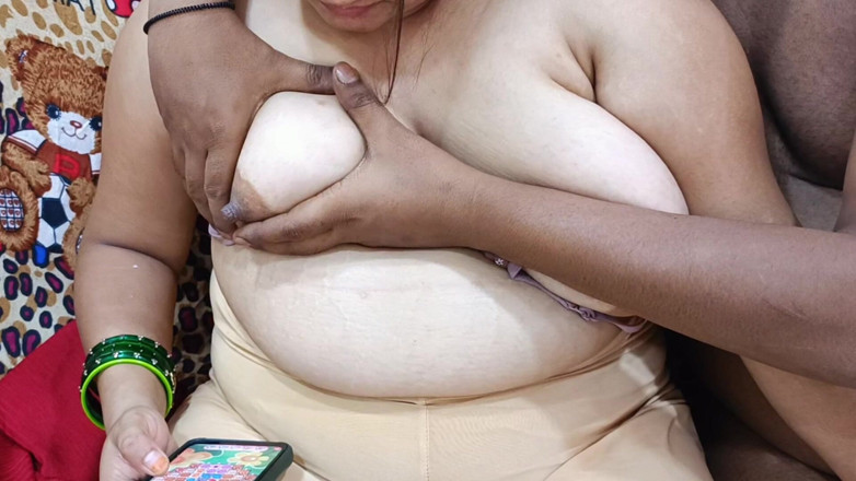 Catchybusty: Desi India vuole rilassarsi ma segretamente