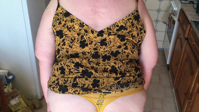 Chris44G: Chris44g, string jaune, masturbation
