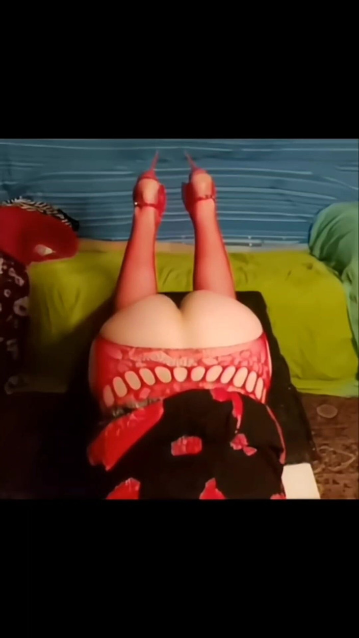 Lizzaali: Leker i min röda bodysuit och cuming med min dildo...