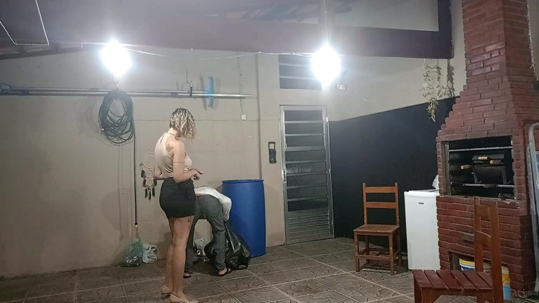 Gabi SweetCouplesStories: Edepsiz dilenci bayanın evinde geri dönüştürülebilir malzeme sorarken şanslı bir gün...