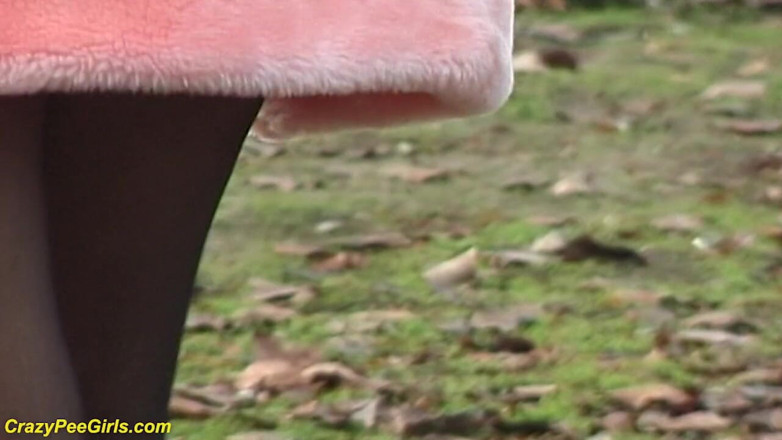 Crazy pee girls: Rothaarige ehefrau pisst im freien