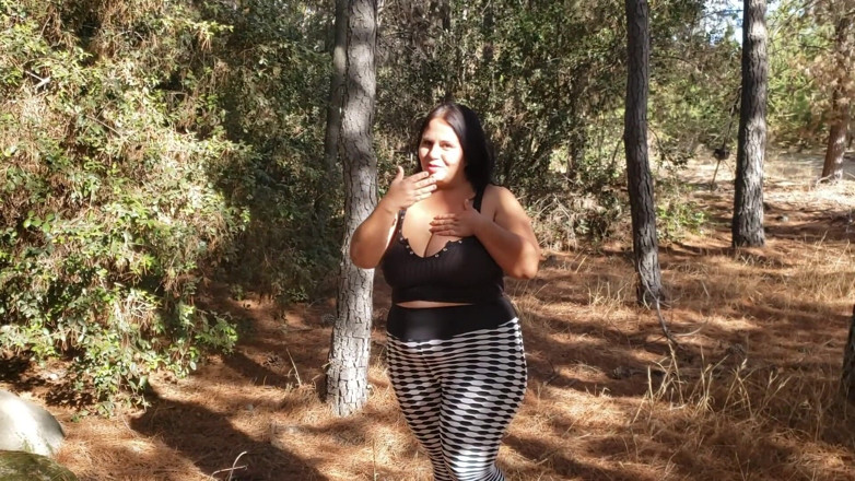 Riderqueen: Madrasta transando com travesseiro na floresta
