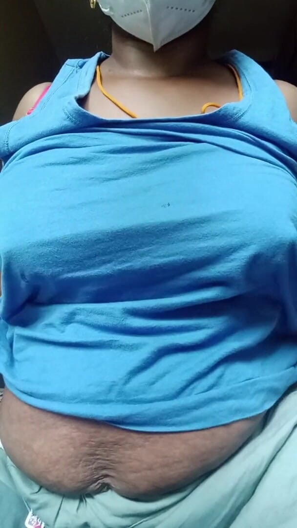 Saranya: Tatie indienne, seins gorgés de lait et chatte en gros...