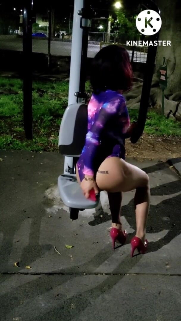 Traviezisha: Sissy Ćwiczy (jej dupek) w siłowni w parku publicznym (z wibratorem) Następnie zostaje...