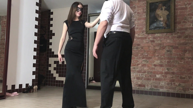 Homemade ballbusting: Швидке лупцювання яєць перед тим, як піти на маскарадний м'яч