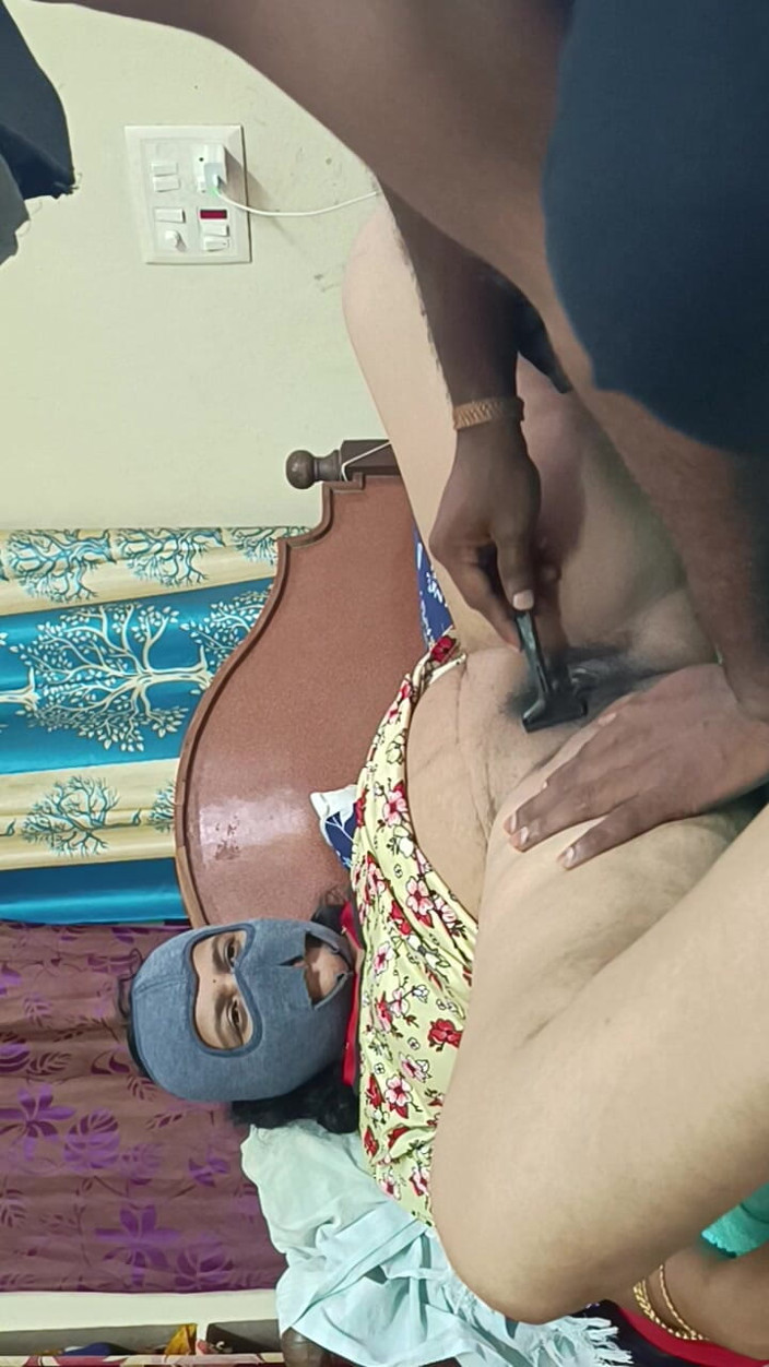 Decent couples: देसी सुंदर सौतेली मम्मी की सौतेले बेटे के साथ चूत की शेविंग