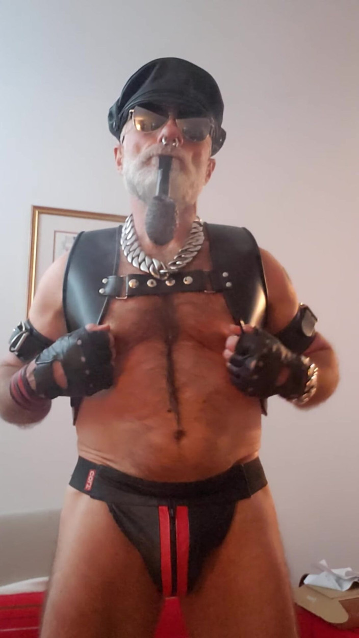 MusclesCigarsFFPig: Il patrigno di cigar si diverte a pipa con un...