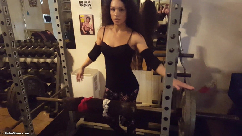 Babe Stare: Тіа демонструє свої сексуальні сили в спортзалі