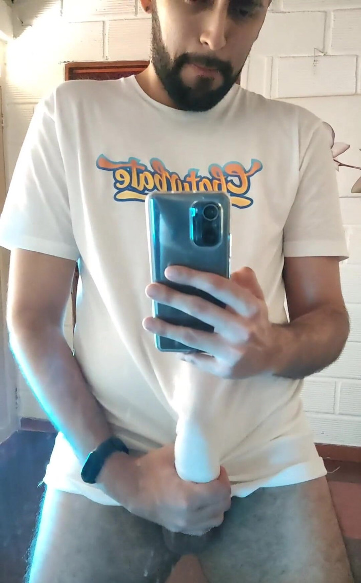 Camilo Brown: Masturbándome y corriéndose a través de mi camiseta blanca