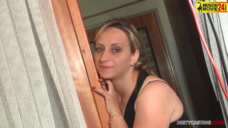 Czech Pornzone: Si blonde seksi menerima batang keras semasa teman lelakinya menonton