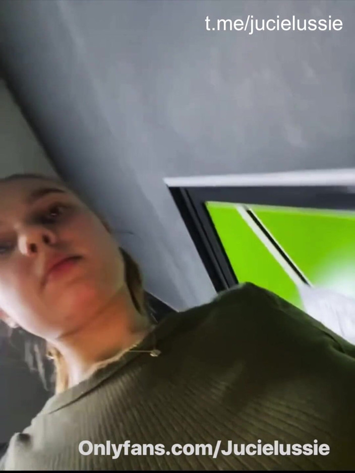 JuiceLussie: Ragazza calda in palestra si allena e gioca con se...