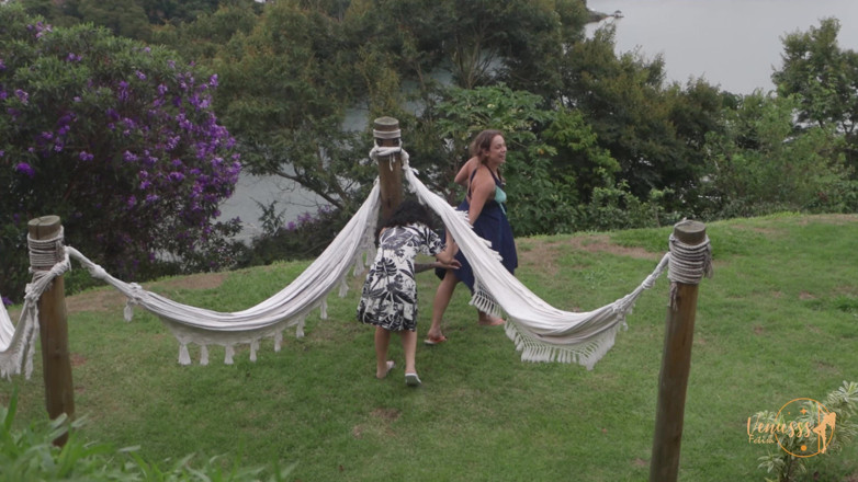 Venusss fetish: Loira e morena lambendo e cheirando dedos e solas em...