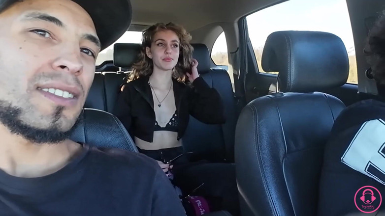 Bigdaddy films: Une fille en vacances devient espiègle dans la voiture