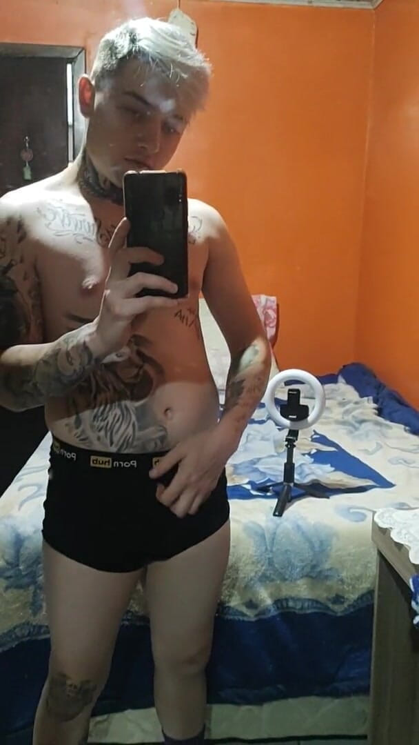 Daniel Tatuado E Safado: Sensualizing di hadapan cermin