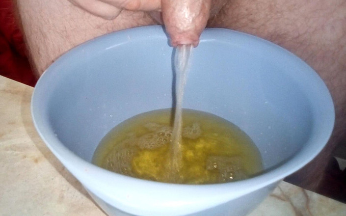 Sex hub male: Крупным планом, когда John писает в пластиковую миску
