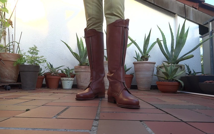 Lady Victoria Valente: Lederreitstiefel und jodhpur