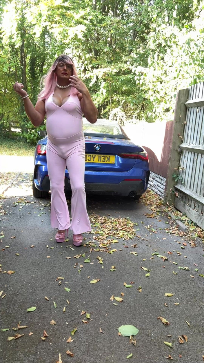 Kellycd2022: Crossdresser Kellycd2022 dalam jumpsuit merah jambu dan tumit