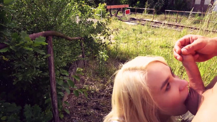 Hitzefrei: Une blonde se fait baiser dans la nature (Arteya)