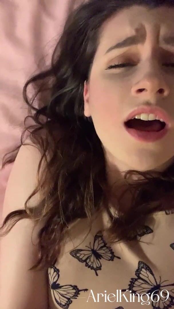 Ariel King: J'utilise mon vibromasseur Domi au lit après un rendez-vous torride