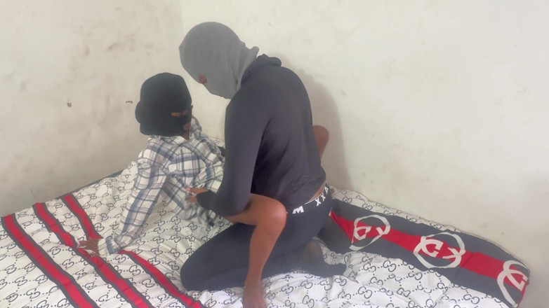 Petite Erotic Africa: Mengongkek awek kurus dalam pelbagai posisi