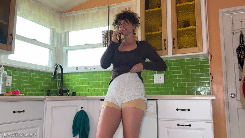 VibeWithMommy: Soția sexy îți încornorează timpul peste față