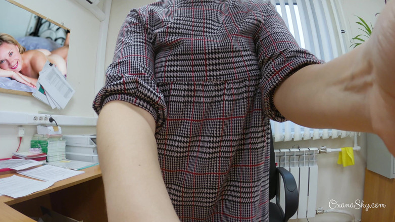 MILF Oxana: 就業日の真っ只中にオフィスでパンティーを点滅させない