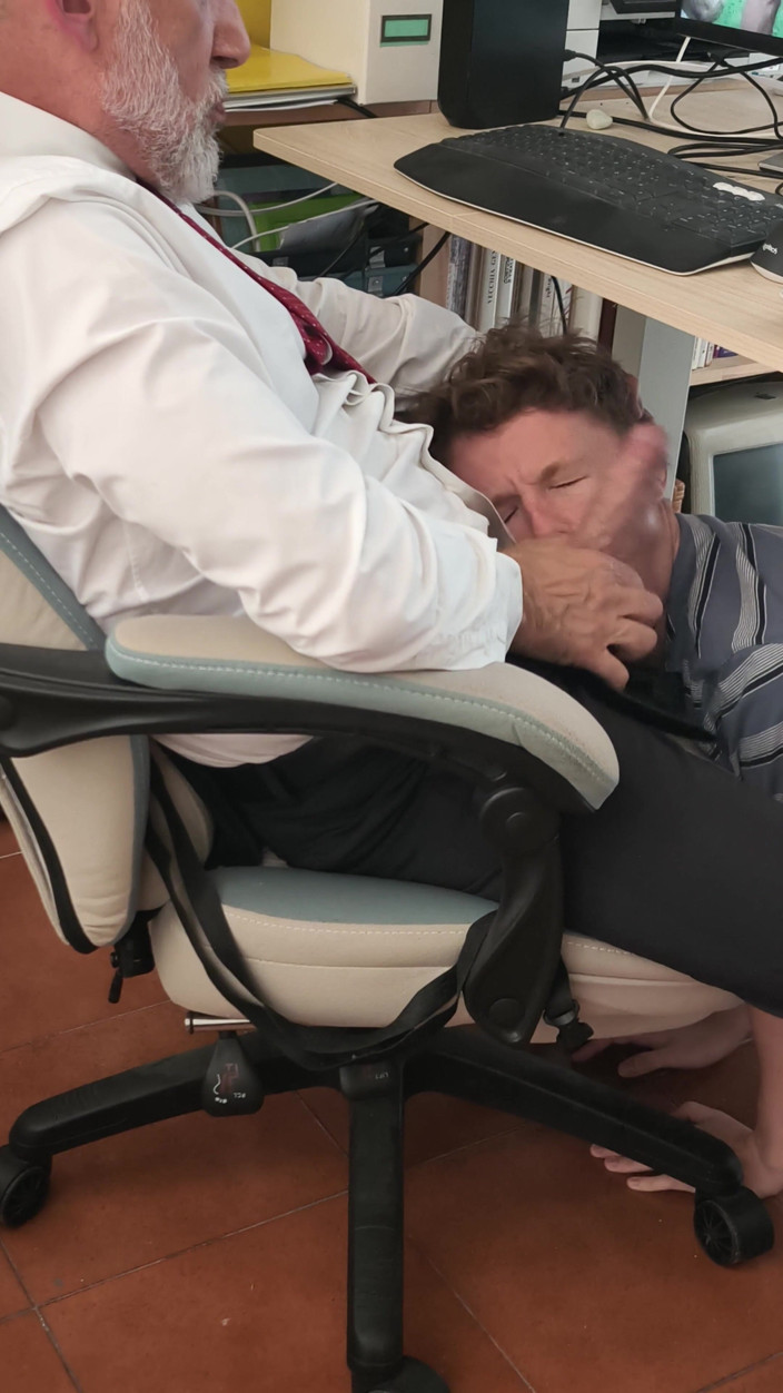 itapapixxl: Twink Soumis Suche Grosse Bite Du Boss Sous Le Bureau
