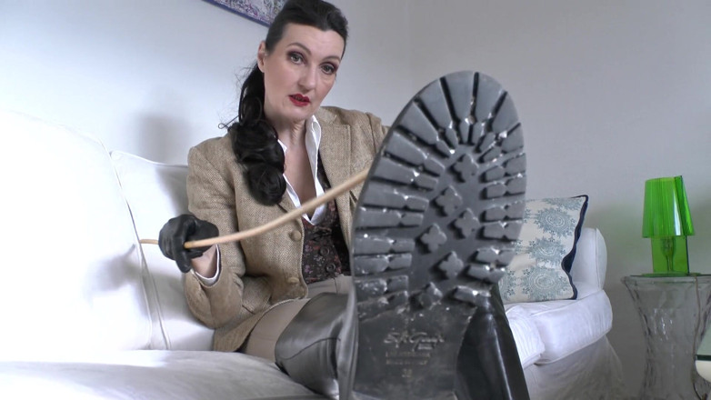 Lady Victoria Valente: Olizujte podrážky bot dřív, než začne tanec s holí! Lady...