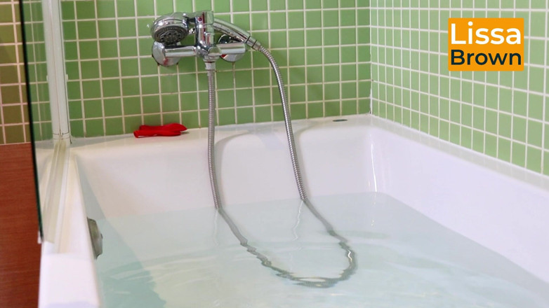 Lissa Brown: Pijama rose dans un bain moussant et un ballon