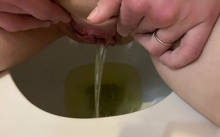 Angel Sky69: Sie pinkelt in der toilette an, schöne schöne goldene dusche...