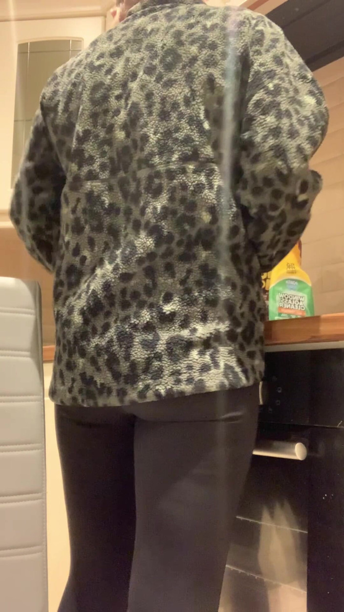 Siennasecrets: MILF Can’t Help Herself While Cleaning She Squirts All Over...
