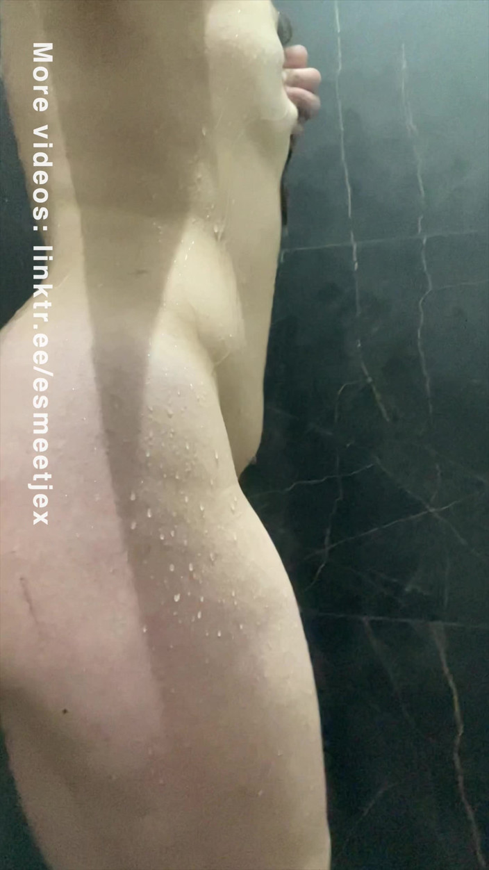 Esmeetjex: Une jeune étudiante sexy prend une douche à poil