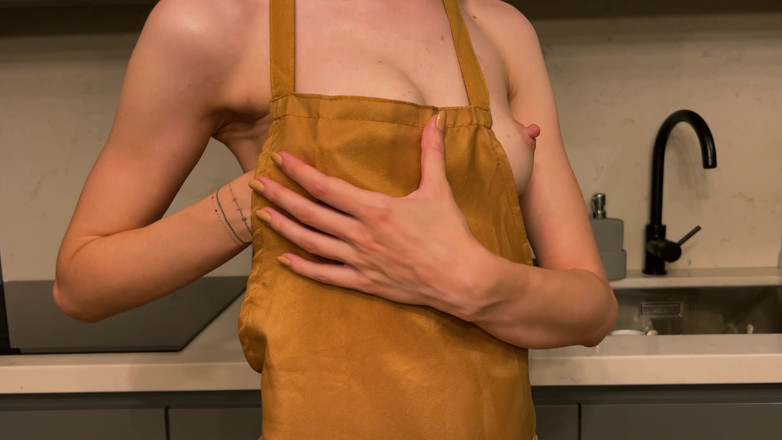 Mia Foster: 若いお母さんは彼女の小さな自然な乳白色のおっぱいを見せる