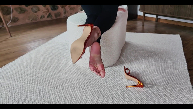 Goddess Lena: Tonton video aku lagi menggodaku dengan sepatu hak tinggi dan...