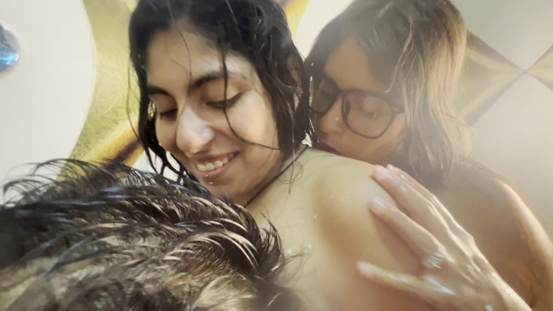 Lady: Seks FFM bertiga yang lazat dengan creampie - dua wanita bertetek...