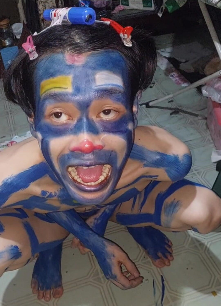 Clown likes to play with colors: Payaso payaso de pollo
