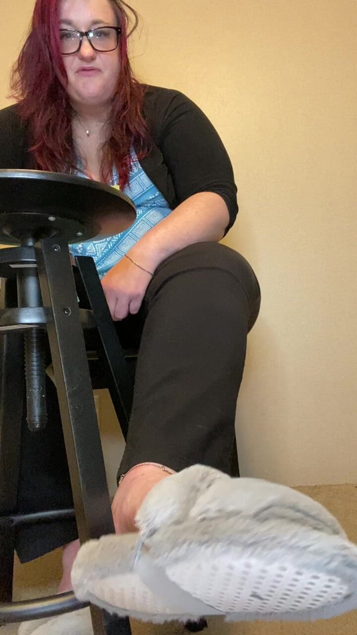 BellaBlast: Domination avec des pantoufles : humiliation des pieds d’une BBW comme...