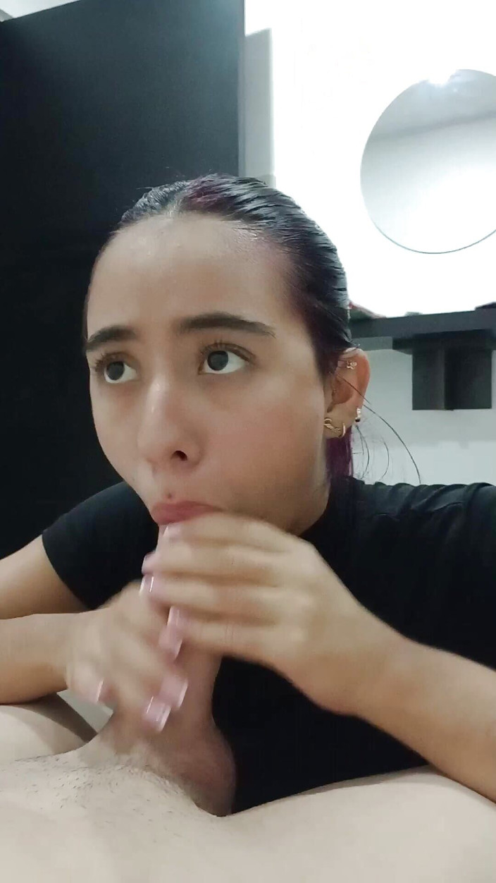 bitchsultry: 辣妹让继妹进来并给她很好的口交，直到他射在她嘴里