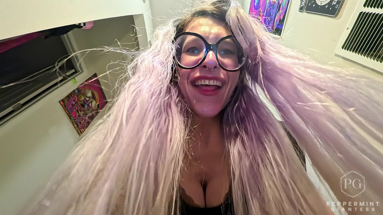 Peppermint Giantess: 6'7 Mama vitregă își stăpânește pierzătorul jalnic scurt - Uriașă cu vedere...