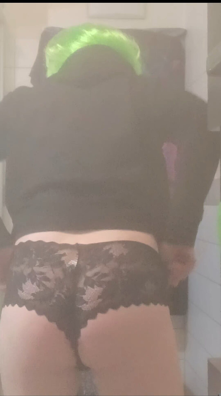JujuTV: Curva efeminată Femboy o face singură în baie