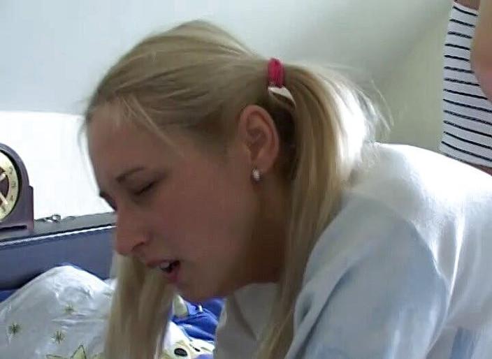 German Fuck Movie: A jovem professora loira está tendo seu primeiro orgasmo anal...