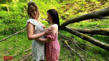 Emma Secret: Wtf - heet trio buitenshuis