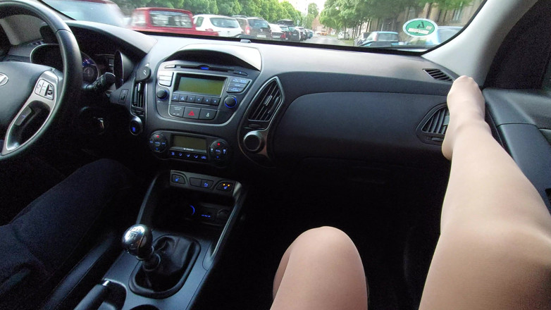 Step Mommy: Une MILF mature sexy vêtue de bas taquine un chauffeur...