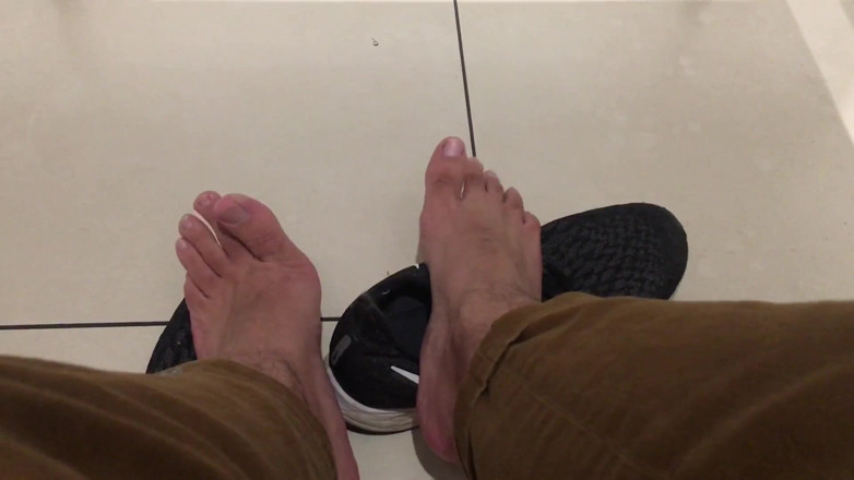 Manlyfoot: Tandas Awam - Menguji Untuk Melihat Sama ada Lelaki Di Gerai...