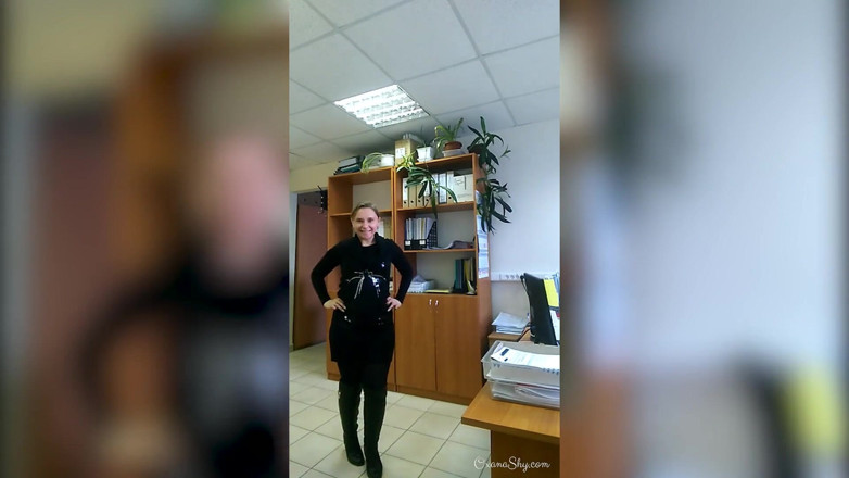 MILF Oxana: Sekretaris pamer selfie di kantor