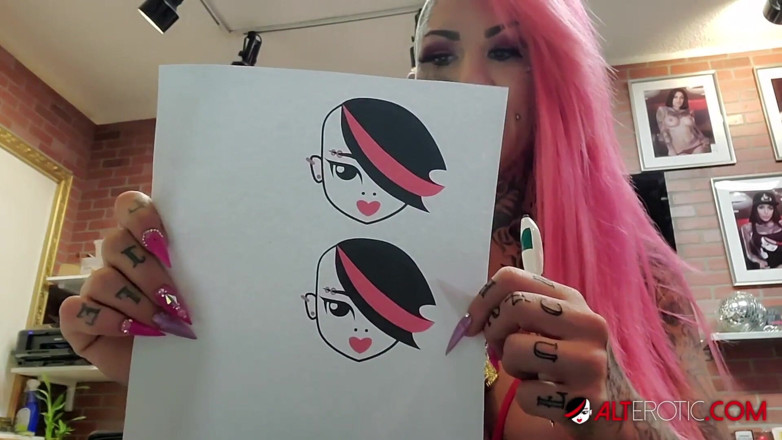Alt Erotic: Evilyn Ink татуирует себя перед мастурбацией