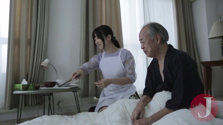 Asian happy ending: Une douce femme de ménage japonaise suce la bite d'un...